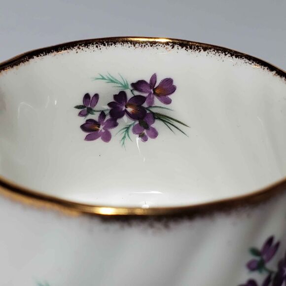 Elizabethan Teacup and Saucer Purple Violets Vintage - Picture 4 of 9